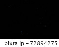 夜空にまたたくオリオン座と冬の大三角形 72894275