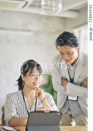 ビジネス　上司と部下 72894542