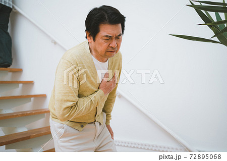 胸が痛い60代男性 72895068