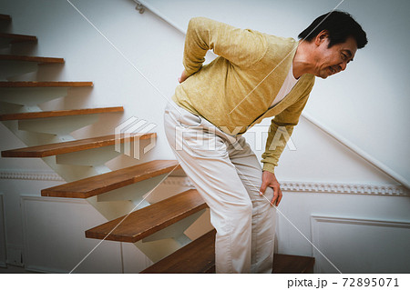 腰が痛い60代男性 72895071