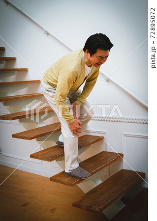 膝が痛い60代男性 72895072