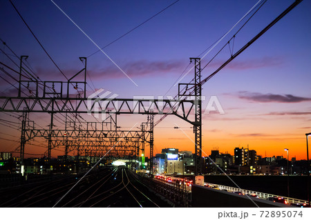 線路と鉄塔のシルエットに夕焼けが美しい 線路と鉄塔のシルエットに夕焼けが美しい 72895074
