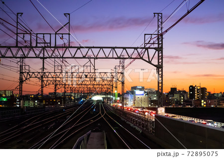 街の夕暮れ、線路のシルエット 街の夕暮れ、線路のシルエット 72895075