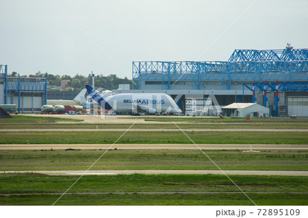 A380なんか小さい、小さい！エアーバスA380の組み立て工場に停まる組み立て部材輸送用の超巨大機 72895109