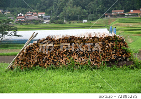 屋外に貯蔵した薪 72895235