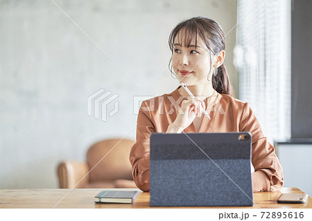 ビジネス　女性 72895616