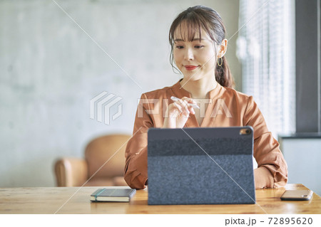ビジネス 女性 ビジネス 女性 72895620