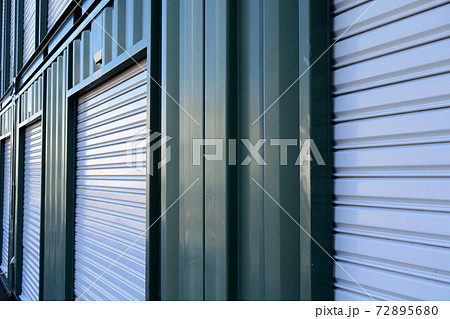 シャッターの閉まった収納庫 72895680