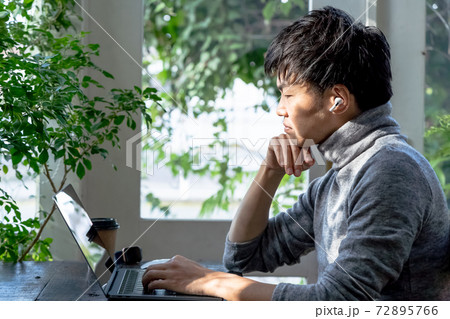 事務仕事に集中している男性 事務仕事に集中している男性 72895766