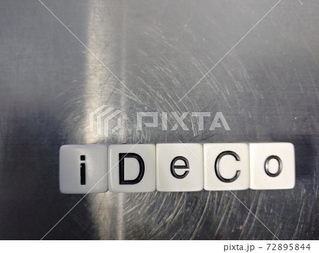 明るい光の中でIDECOと並べられたサイコロ文字2 72895844