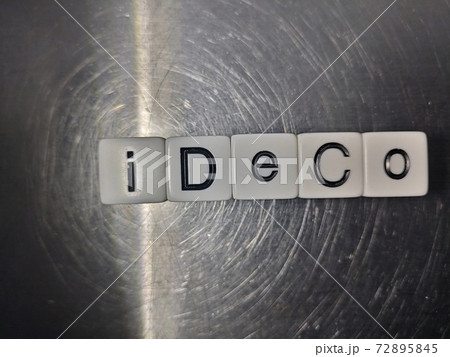 明るい光の中でIDECOと並べられたサイコロ文字3 72895845