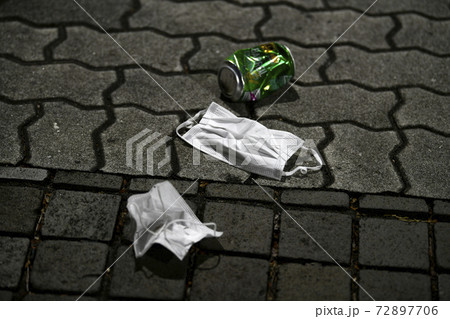 日本の横浜都市景観 新型肺炎。歩道に落ちていたマスクなど。街灯で不気味に浮かびあがっていた=横浜市内 日本の横浜都市景観 新型肺炎。歩道に落ちていたマスクなど。街灯で不気味に浮かびあがっていた=横浜市内 72897706