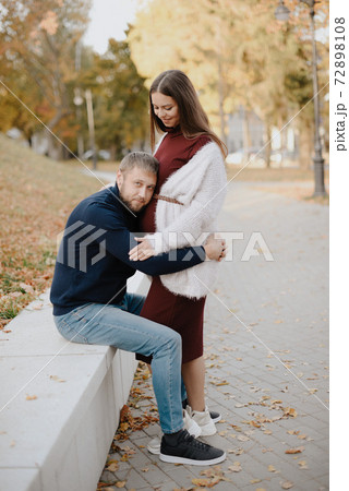 Young adult couple in love in autumn Park 72898108