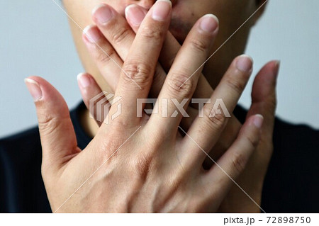 ビックリした人物のクローズアップ 72898750