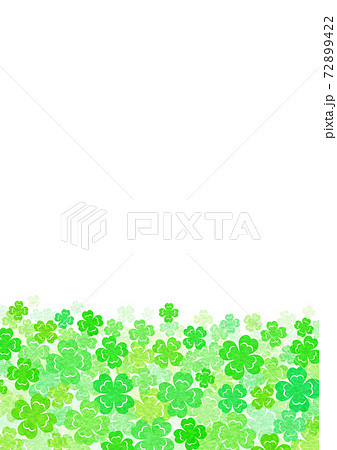 画面下に広がる四つ葉のクローバーの縦長の背景のイラスト素材