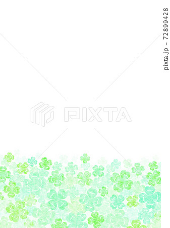 画面下に広がる淡い四つ葉のクローバーの縦長の背景のイラスト素材