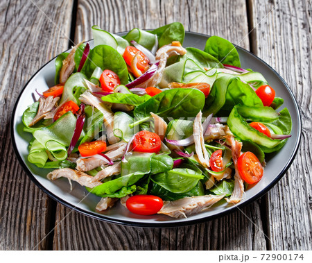 Salad of chicken, baby spinach and cherry tomatoes Salad of chicken, baby spinach and cherry tomatoes 72900174