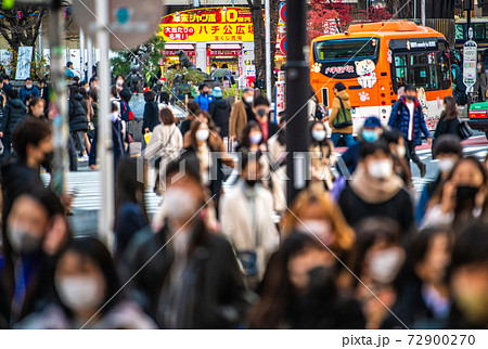 日本の東京都市景観　新型コロナ・もはや市中感染・感染爆発。それでも、渋谷には人、人…＝12月23日 72900270