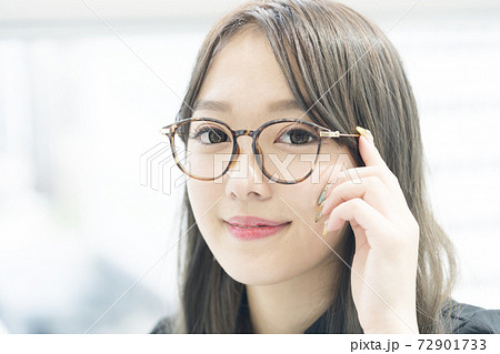 眼鏡の女性 72901733