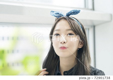 微笑む　若い女性 72901738