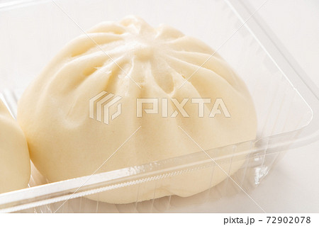 テイクアウト容器に入れられた肉まん(豚まん)。 テイクアウト容器に入れられた肉まん(豚まん)。 72902078