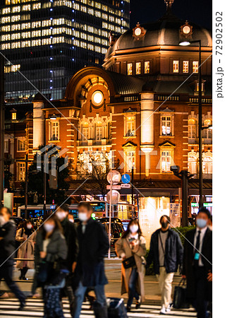 日本の東京都市景観 新型コロナ・もはや市中感染・感染爆発。それでも、東京駅には人、人…=12月23日 日本の東京都市景観 新型コロナ・もはや市中感染・感染爆発。それでも、東京駅には人、人…=12月23日 72902502