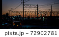 茜色の夕日を背にした架線 72902781
