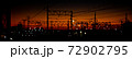 茜色の夕日を背にした架線 72902795