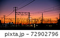 茜色の夕日を背にした架線 72902796