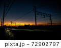 茜色の夕日を背にした架線 72902797