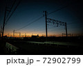 茜色の夕日を背にした架線 72902799