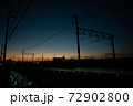 茜色の夕日を背にした架線 72902800