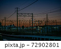 茜色の夕日を背にした架線 72902801