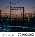 茜色の夕日を背にした架線 72902802