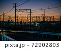 茜色の夕日を背にした架線 72902803