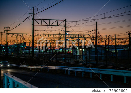 茜色の夕日を背にした架線 72902803