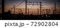 茜色の夕日を背にした架線 72902804