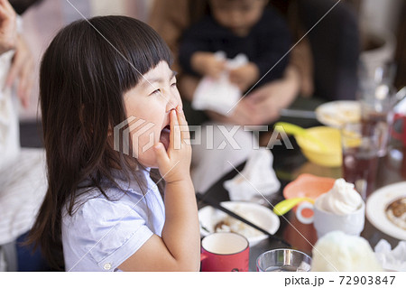ご飯を食べて楽しむ女の子 72903847