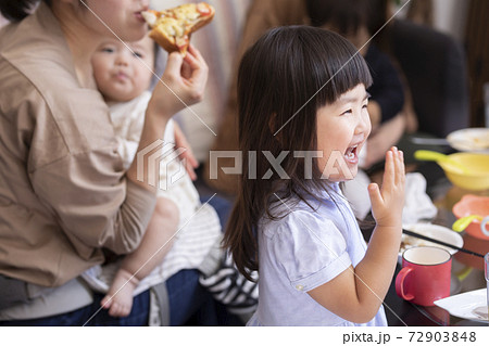 ご飯を食べて楽しむ女の子 72903848