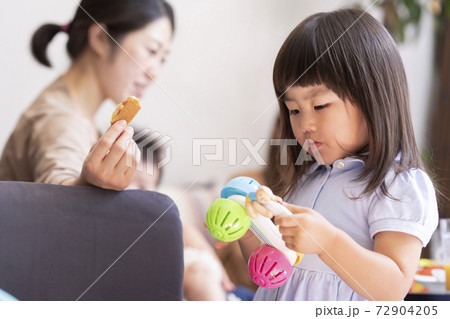 おもちゃで遊ぶ女の子とママの写真素材