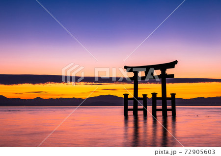 晩秋の琵琶湖 白髭神社 夜明け前 晩秋の琵琶湖 白髭神社 夜明け前 72905603