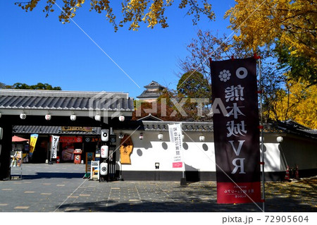 熊本城下　イチョウの黄葉に彩られた桜の馬場「城彩苑」 72905604