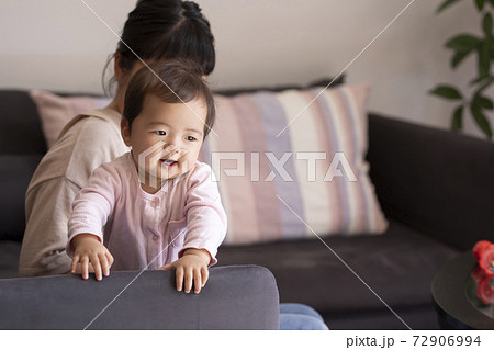 赤ちゃんをあやすママ 72906994