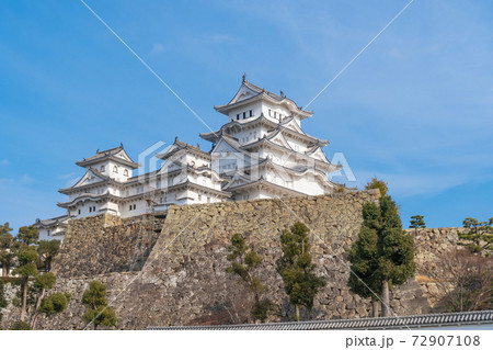 姫路城の天守閣（三国堀から撮影） 72907108
