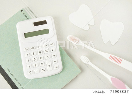 歯ブラシと電卓で歯科治療費用計算、歯の療料金・価格・金額 72908387