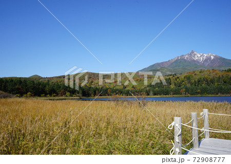 秋　オタトマリ沼　利尻富士　北海道　利尻郡　利尻富士町 72908777