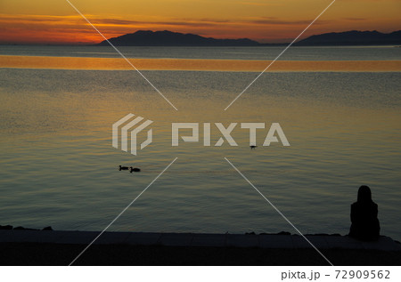 日の入り後の静かな宍道湖の夕景 … 島根県 松江市(晴れ) 日の入り後の静かな宍道湖の夕景 … 島根県 松江市(晴れ) 72909562