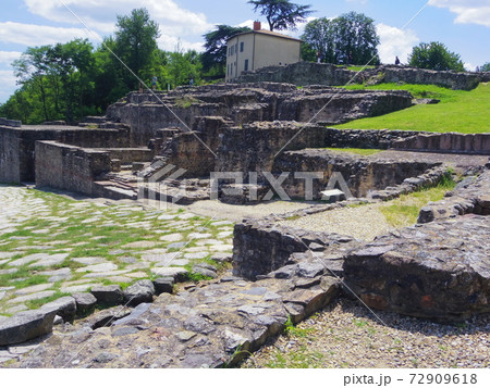 世界遺産　フランス　リヨン　フルヴィエールの丘のローマ劇場2 72909618