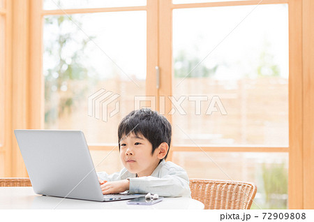 オンライン授業が分からず泣きそうになる男の子 オンライン授業が分からず泣きそうになる男の子 72909808