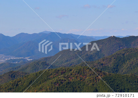 丹波市にある金山城跡の頂上から見える電波塔、反射板等の構造物が立つ丹波の山々 72910171